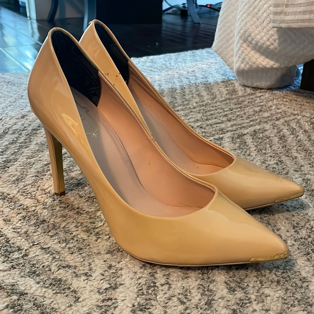 Ted Baker Patent Cream Tan Pumps Sz 40
